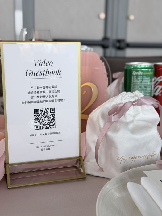 附 QR Code 的婚宴桌牌